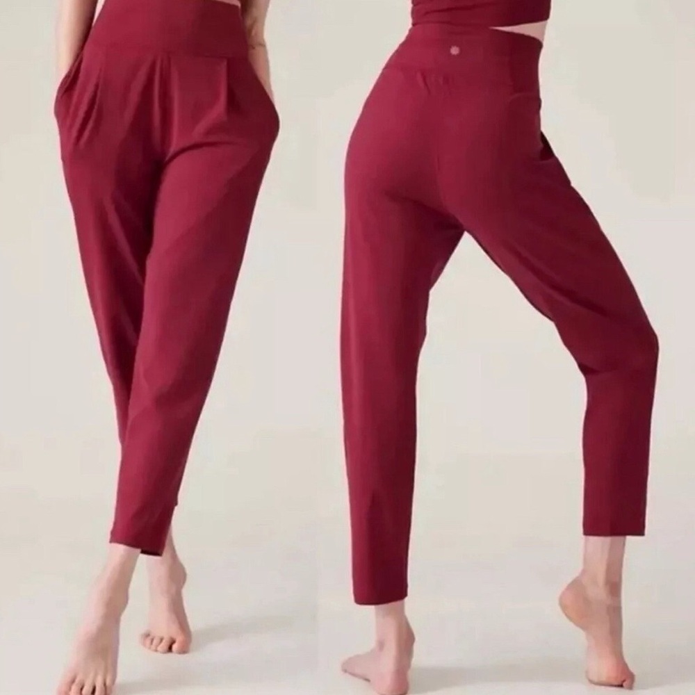 Athleta The Elation Pleated Jogger Crop Pant in Coffee Berry Red, size SP